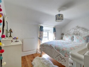 2 Schlafzimmer, individuell eingerichtet, Bettwäsche