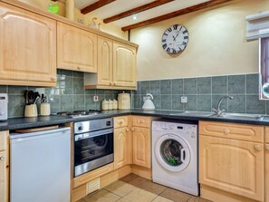 House | Private kitchen | Microwave, oven, electric kettle - Former Farmhouse in Wales (Y Felinheli)