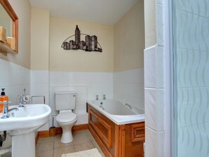 House | Bathroom | Bathtub, towels - Former Farmhouse in Wales (Y Felinheli)