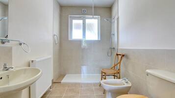 Apartment | Bathroom | Shower, towels