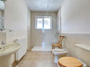 Apartment | Bathroom | Shower, towels - Modern Apartment in Saint Merryn Near Beach (Padstow)