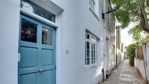 Exterior - Light and Spacious Cottage, Located in the Pleasant Centre of Brighton (Brighton)
