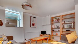 House | Living room - Light and Spacious Cottage, Located in the Pleasant Centre of Brighton (Brighton)