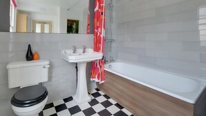 House | Bathroom - Light and Spacious Cottage, Located in the Pleasant Centre of Brighton (Brighton)