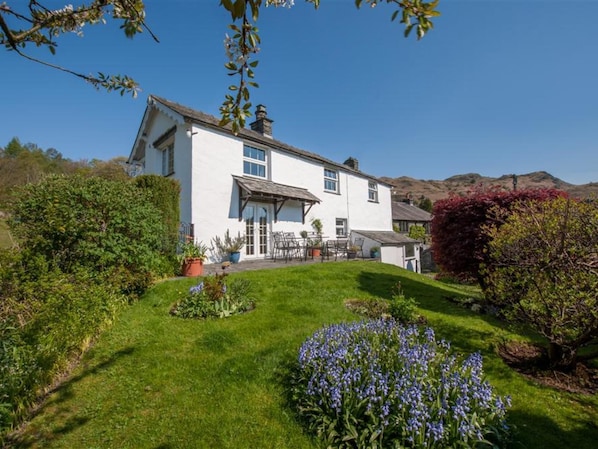 House | Property grounds - Comfortable Holiday Home With Manicured Garden at Elterwater (Ambleside)