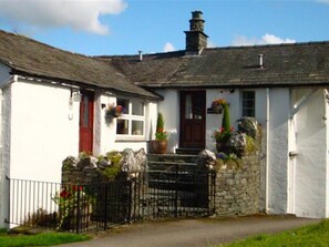 Exterior - Comfortable Holiday Home With Manicured Garden at Elterwater (Ambleside)