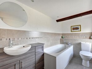 Bathtub, towels - Comfortable Holiday Home With Manicured Garden at Elterwater (Ambleside)