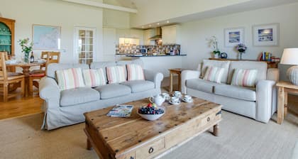 Lovely Holiday Home in Edmonton With Garden