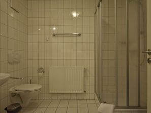 Apartment | Bathroom | Shower, hair dryer, towels - Spacious Apartment in Dierhagen Strand With Balcony (Ostseebad Dierhagen)