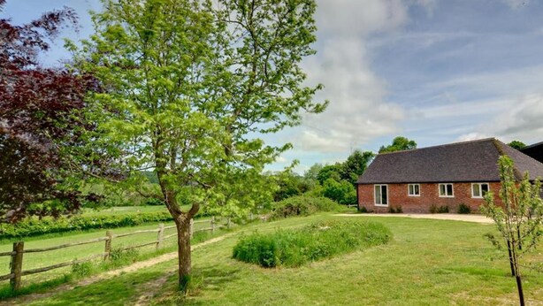 Exterior - Holiday Home Offering Stunning Views Across the Valley in the Village of Sedlescombe (Battle)