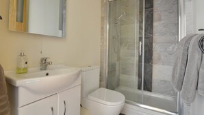 House | Bathroom - Holiday Home Offering Stunning Views Across the Valley in the Village of Sedlescombe (Battle)