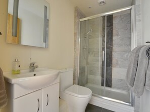 House | Bathroom | Shower, towels - Holiday Home Offering Stunning Views Across the Valley in the Village of Sedlescombe (Battle)