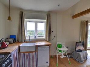 House | Private kitchen | Fridge, microwave, oven, dishwasher - Holiday Home Offering Stunning Views Across the Valley in the Village of Sedlescombe (Battle)