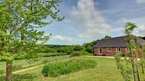 Exterior - Holiday Home Offering Stunning Views Across the Valley in the Village of Sedlescombe (Battle)