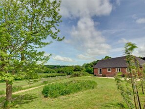 Exterior - Holiday Home Offering Stunning Views Across the Valley in the Village of Sedlescombe (Battle)