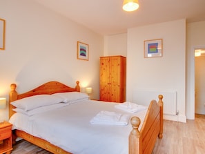 House | 4 bedrooms, bed sheets - Chic Holiday Home in Swanage With Garden (Swanage)