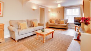 House | Living room - Chic Holiday Home in Swanage With Garden (Swanage)