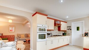House | Private kitchen - Chic Holiday Home in Swanage With Garden (Swanage)