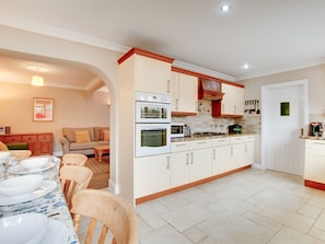 House | Private kitchen | Fridge, microwave, oven, stovetop - Chic Holiday Home in Swanage With Garden (Swanage)
