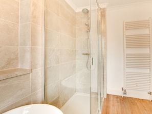 House | Bathroom | Bathtub, towels - Chic Holiday Home in Swanage With Garden (Swanage)