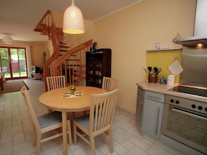 Dining - Cozy Holiday Home in Dierhagen Strand With Garden (Ostseebad Dierhagen)