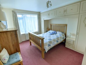 3 bedrooms, individually furnished, bed sheets - Modish Holiday Home in Swanage With Garden (Swanage)