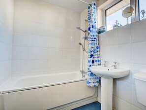 Combined shower/bathtub, towels - Modish Holiday Home in Swanage With Garden (Swanage)