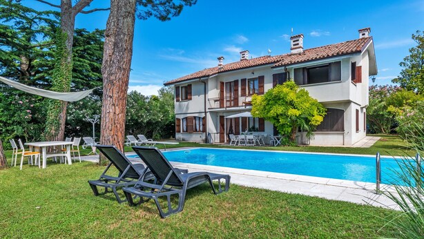A two-story house with a swimming pool, outdoor furniture, and a tree. - Spacious Lake Garda Villa With Private Pool, Garden and Direct Lake Access (Lazise)