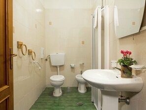 House | Bathroom | Shower, towels - Beautiful Farmhouse With Pool at 500 Meters Altitude (Montaione)