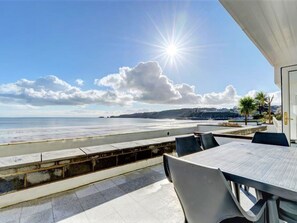 Apartment | Balcony - Spacious Apartment in Saundersfoot With Terrace (Saundersfoot)