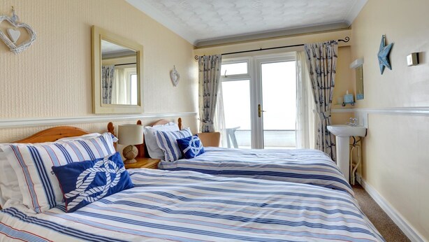 3 bedrooms, minibar - Spacious Apartment in Saundersfoot With Terrace (Saundersfoot)