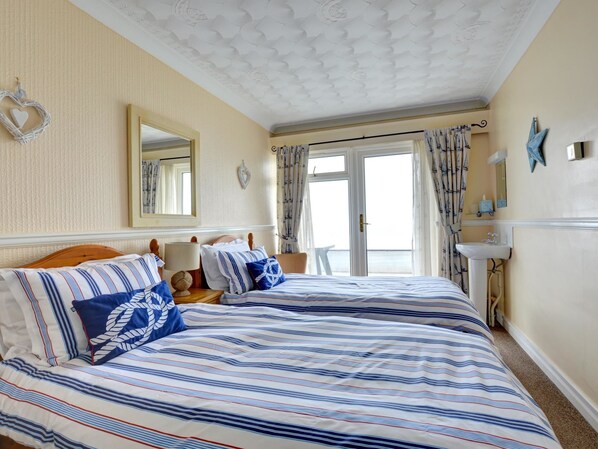 3 bedrooms, minibar - Spacious Apartment in Saundersfoot With Terrace (Saundersfoot)