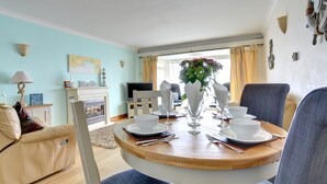 Dining - Spacious Apartment in Saundersfoot With Terrace (Saundersfoot)