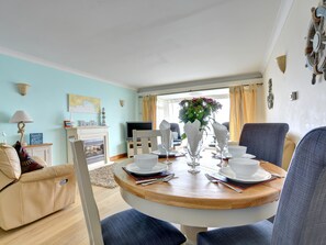 Dining - Spacious Apartment in Saundersfoot With Terrace (Saundersfoot)