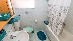 Bathroom - Spacious Apartment in Saundersfoot With Terrace (Saundersfoot)