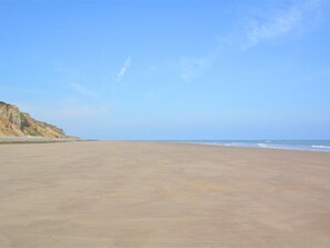 Beach - Cozy Holiday Home in East Runton near Beach (Cromer)