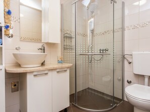 Villa | Bathroom | Shower, hair dryer, towels