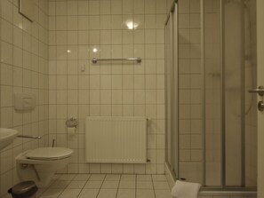 Apartment | Bathroom | Shower, towels - Cozy Apartment near Beach in Dierhagen Strand (Ostseebad Dierhagen)