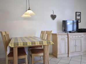 Apartment | Dining - Cozy Apartment near Beach in Dierhagen Strand (Ostseebad Dierhagen)
