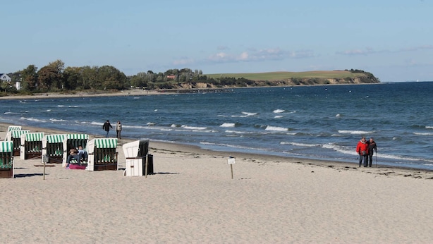 A beach with beach chairs and a signpost. - Moderne Ferienwohnung in Meeresnahe in Tarnewitz (Boltenhagen)