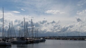 A marina with multiple sailboats docked. - Moderne Ferienwohnung in Meeresnahe in Tarnewitz (Boltenhagen)