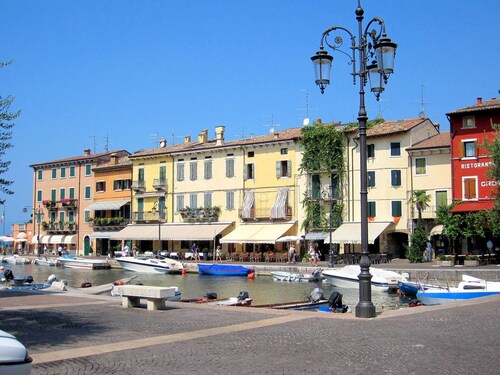 Vibrant Holiday Home in Lazise with Swimming Pool near Lake