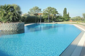 Pool - Vibrant Holiday Home in Lazise with Swimming Pool near Lake (Lazise)