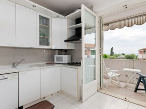 House | Private kitchen - Vibrant Holiday Home in Lazise with Swimming Pool near Lake (Lazise)