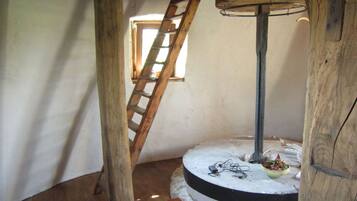 Rumah | 2 kamar tidur dan dilengkapi dengan perabotan berbeda-beda