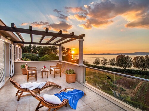 Beautiful Villa on the Island of Brac With Infinity Pool, Beach at 30 Meters