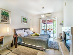 Villa | 6 bedrooms, individually furnished, iron/ironing board - Beautiful Villa on the Island of Brac With Infinity Pool, Beach at 30 Meters (Supetar)