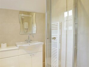 Combined shower/bathtub, towels - Spacious House, Situated in the Heart of Thorpeness, on the Suffolk Coast (Leiston)