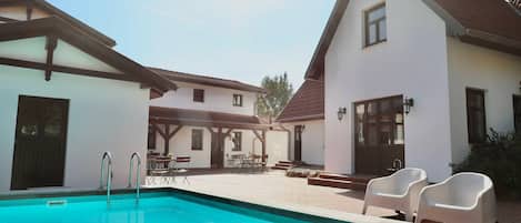 Una piscina al aire libre