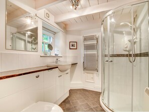 Shower, hair dryer - Luxurious Holiday Home With Garden at Cornwall (Bodmin)